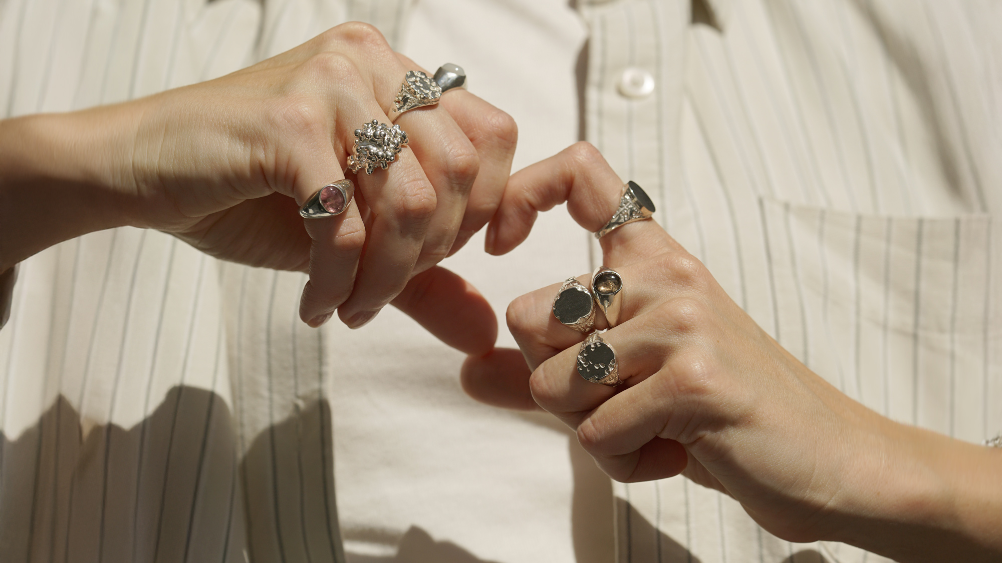how to wearmodern minimalist signet rings