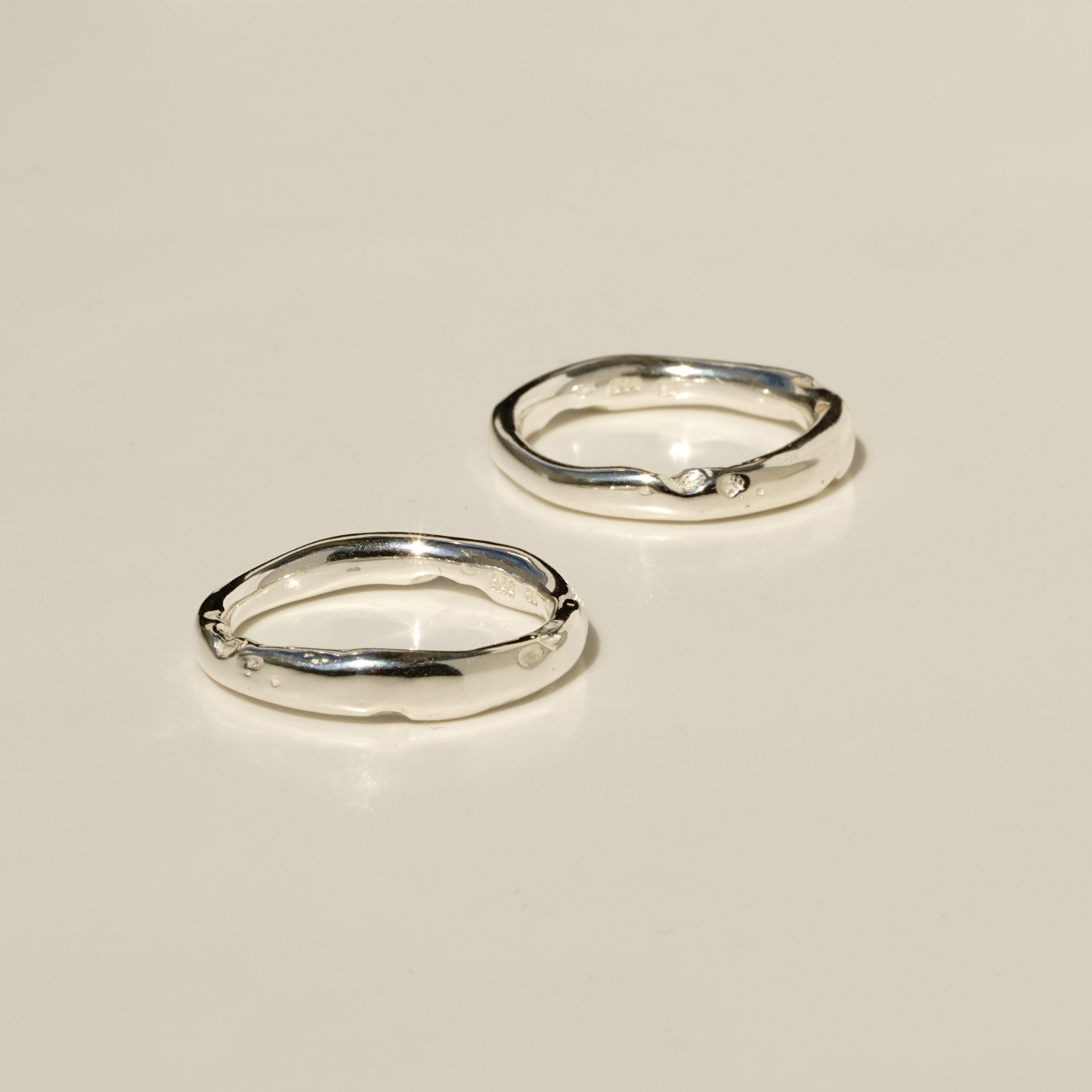 Etched round silver ring - NURA.design